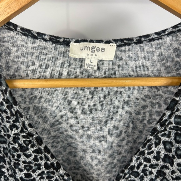 Umgee Woman's V-Neck Black Animal Print Sweater Size L - Picture 3 of 6